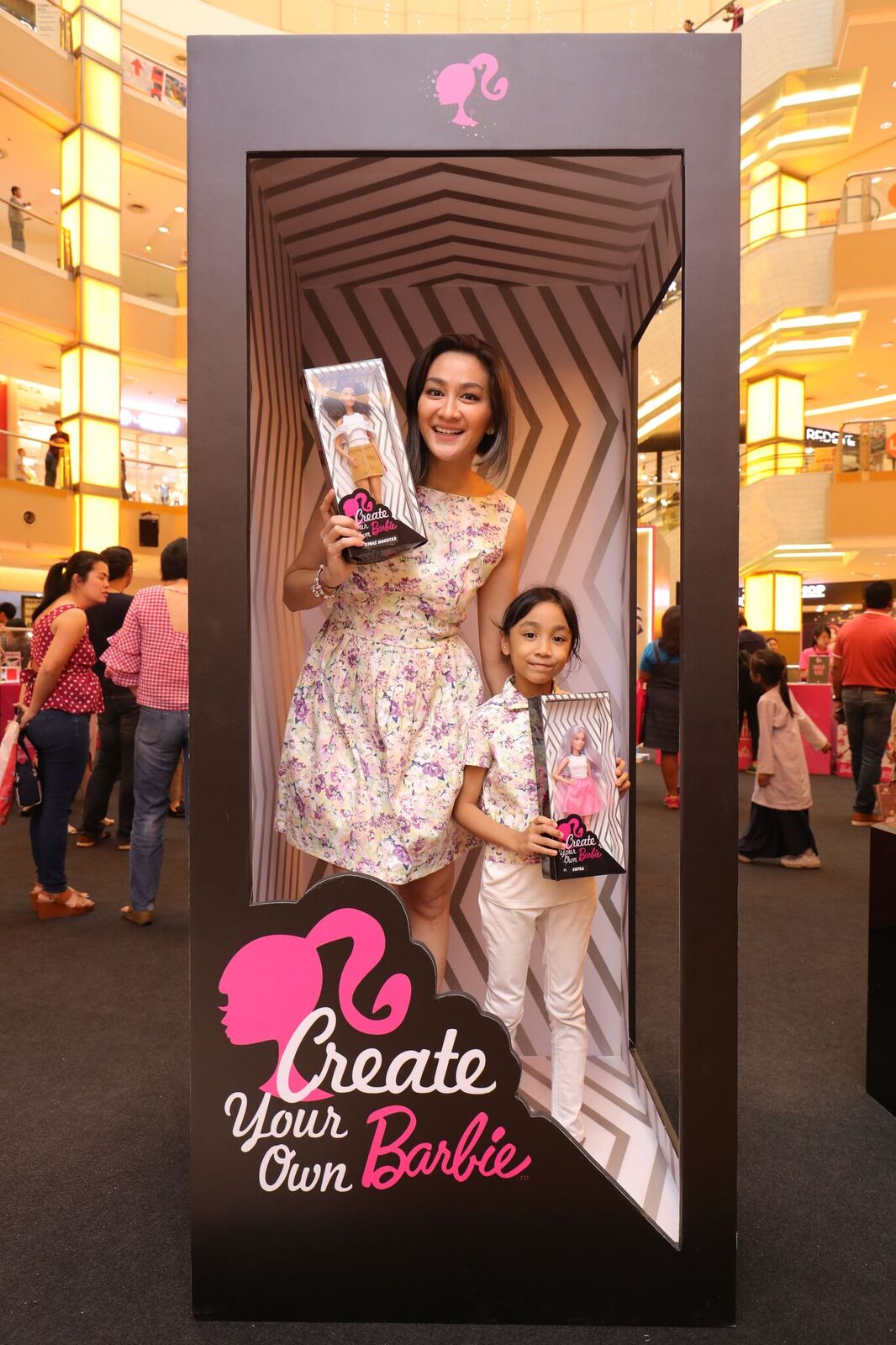 You can also take a photo in this cool Barbie box.