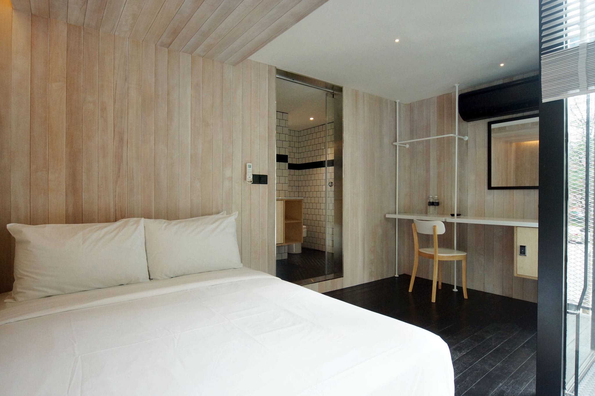 Container Hotel The spacious suite room.