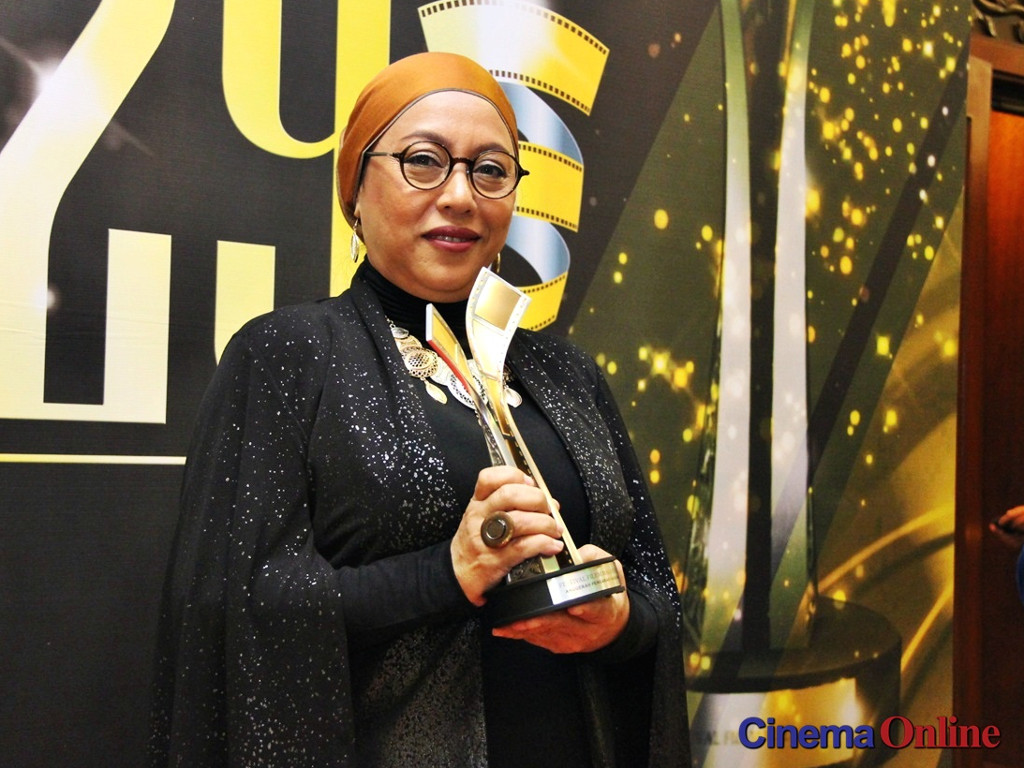 Tunku Mona Riza posing with her trophy at FFM29.