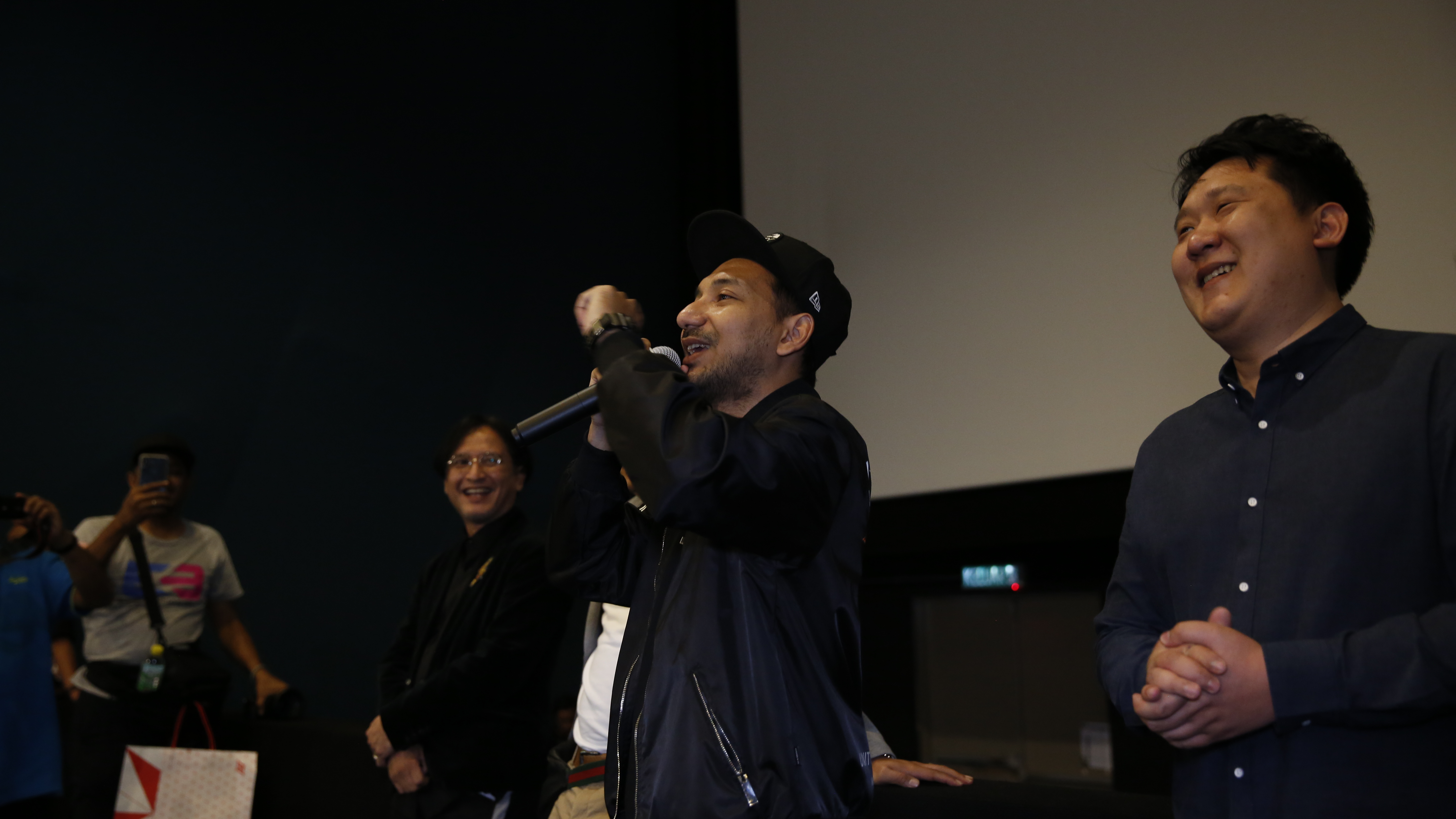 Sam, Zizan dan Hasnul bersama peminat di Kuantan.