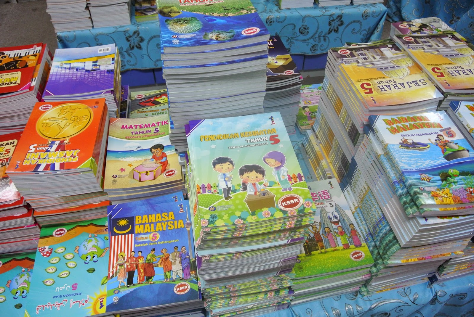 Betapa tebalnya buku teks ketika pembelajaran dahulu.