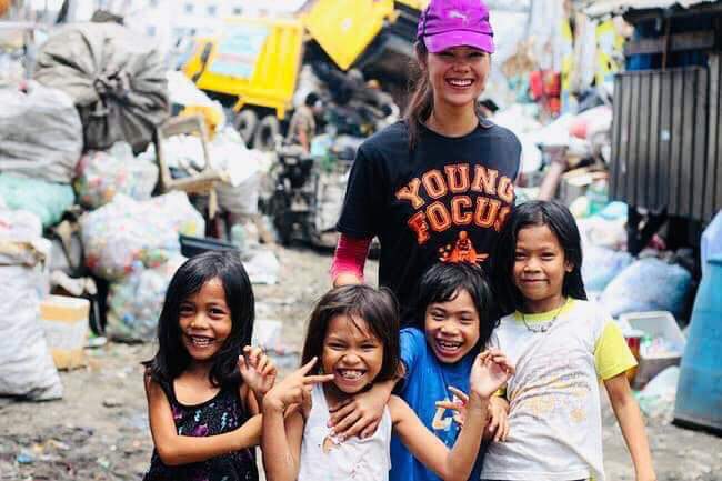 Aktif membantu kanak-kanak miskin.