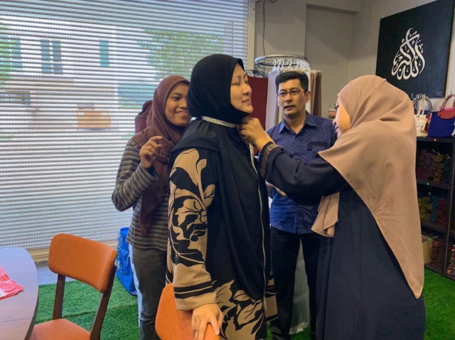 Ukur uniform untuk Inspektor Aleza.