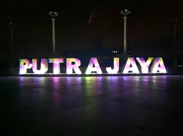 Bercahaya di waktu malam.