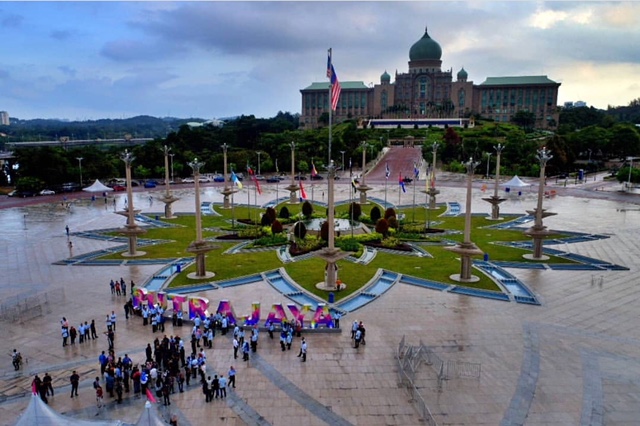 Terletak di hadapan Bangunan Perdana Putra, Presint 1.