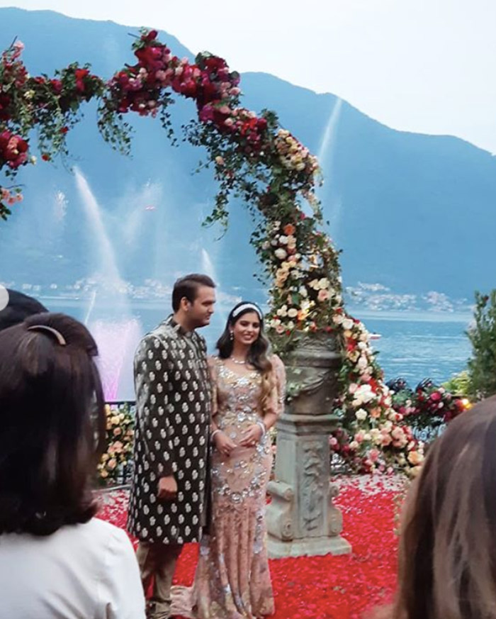 Majlis pertunangan diadakan di Tasik Como, Itali.