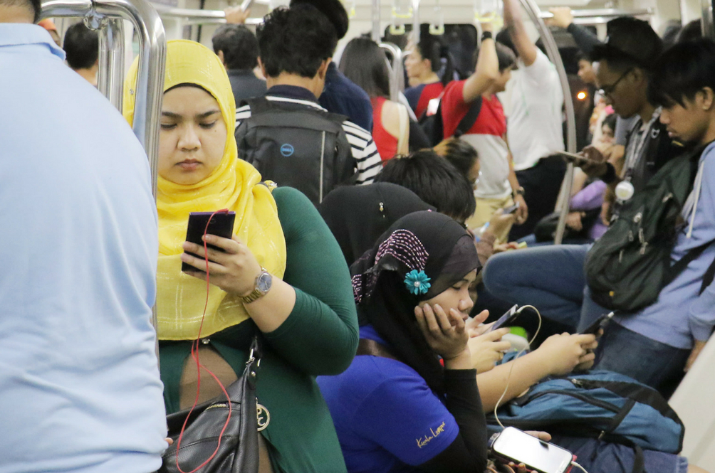 malaysians-phone.jpg