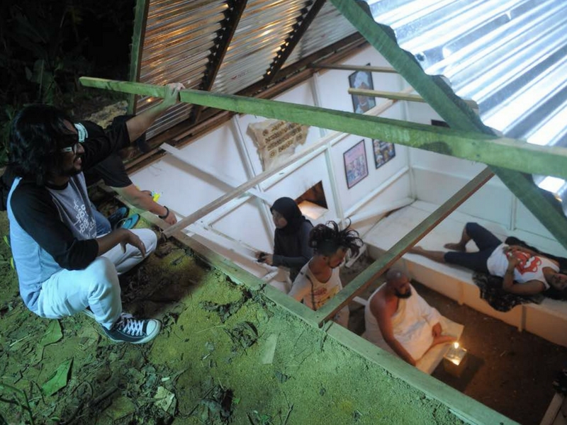 Mawi Mawi mewujudkan props rumah dalam tanah bersama satu watak pelik untuk menyampaikan mesej keagamaan pada penonton.