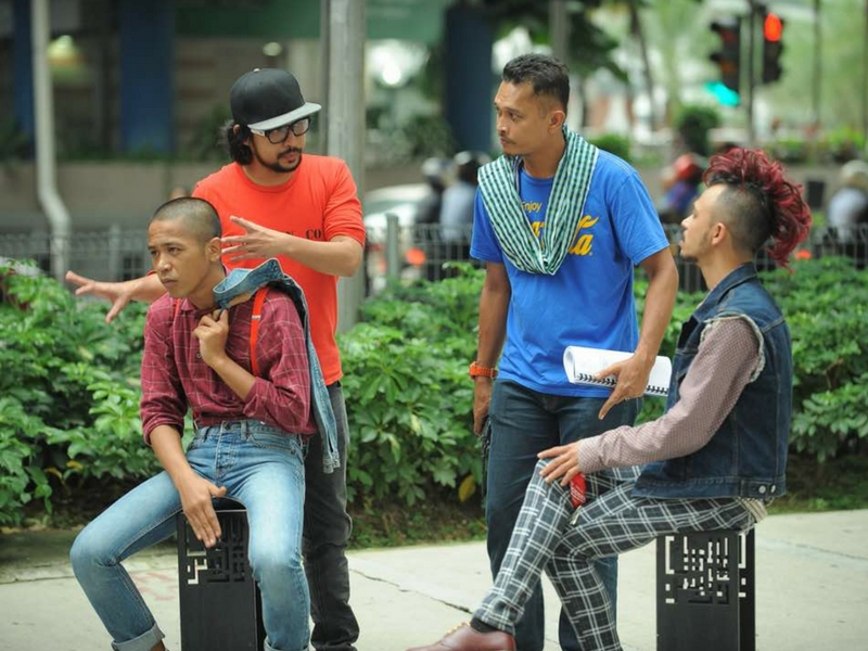 Mawi Mawi memberikan arahan pada dua pelakon utamanya, Hazama (kiri) dan Along (kanan) ketika di lokasi penggambaran filem arahan pertamanya baru-baru ini.