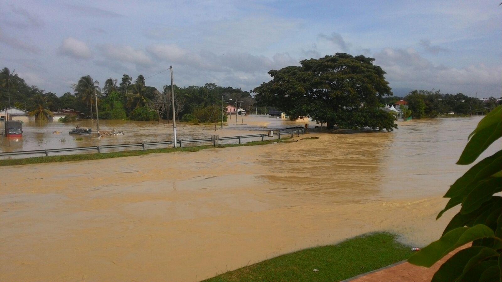 Air sungai sudah melimpah.
