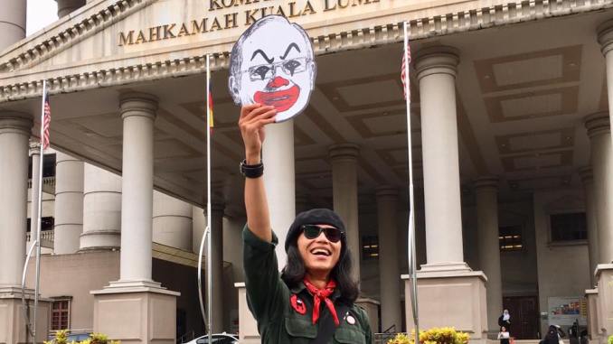 Dihukum penjara enam bulan lagi jika gagal membayar denda.