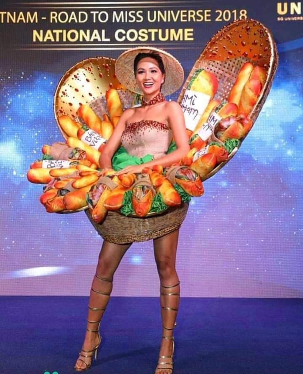 Cantiknya penjual Banh mi!