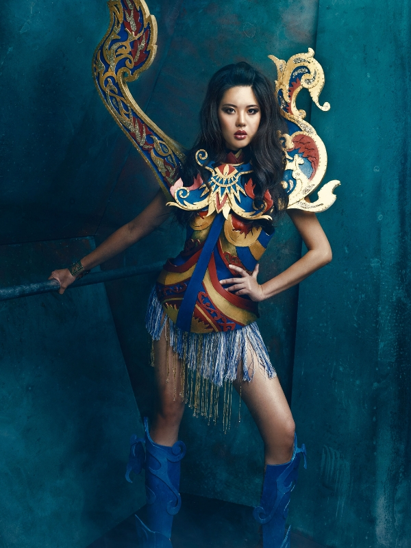 Jane Teoh memperagakan kostum Bangau Perahu.