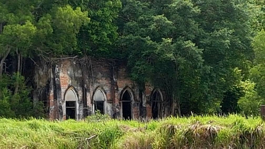 Anilnetto This is what looks like remains of a Roman Catholic Church from the 19th century.