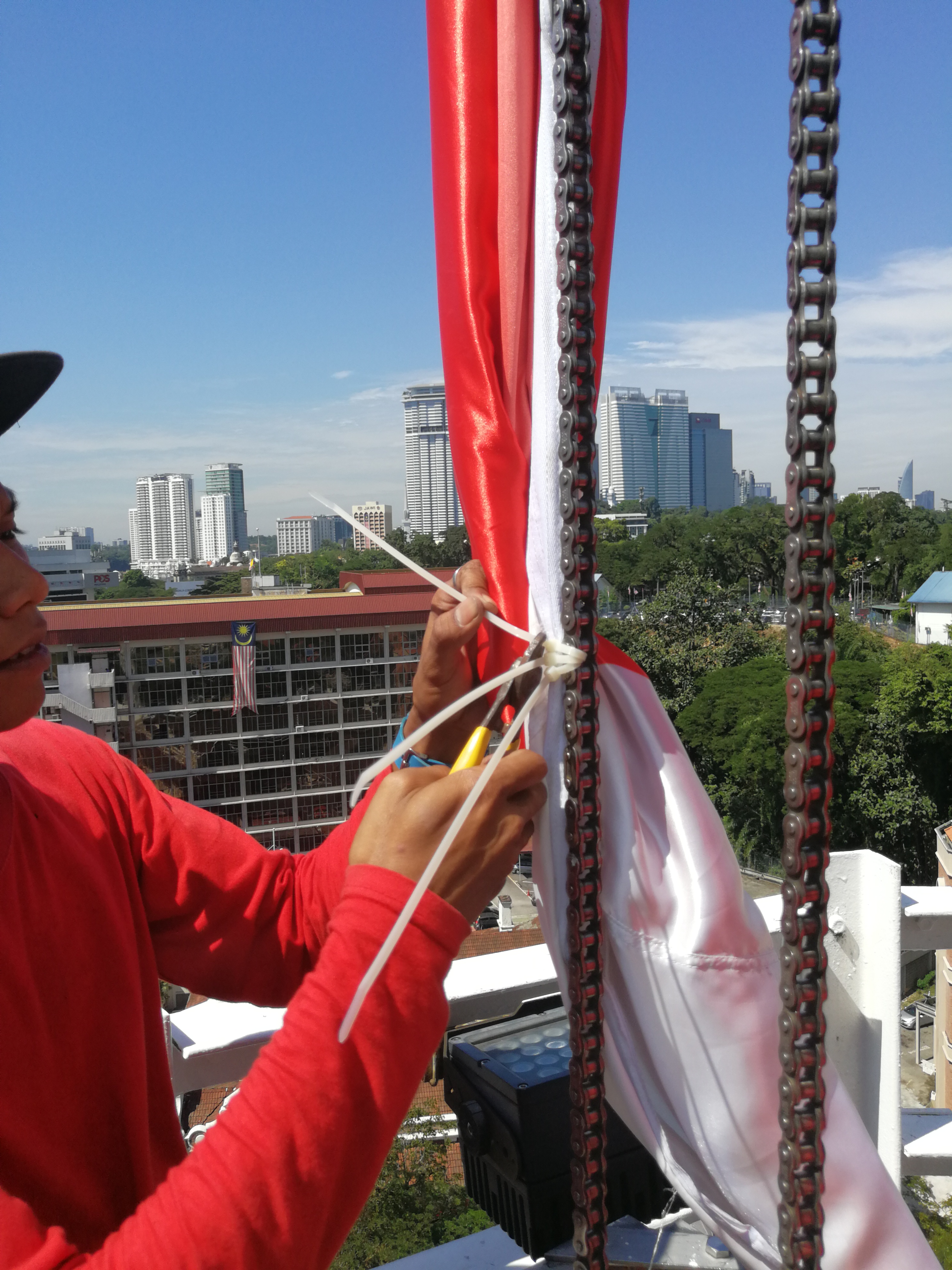 Lots and lots of heavy-duty cable ties required.