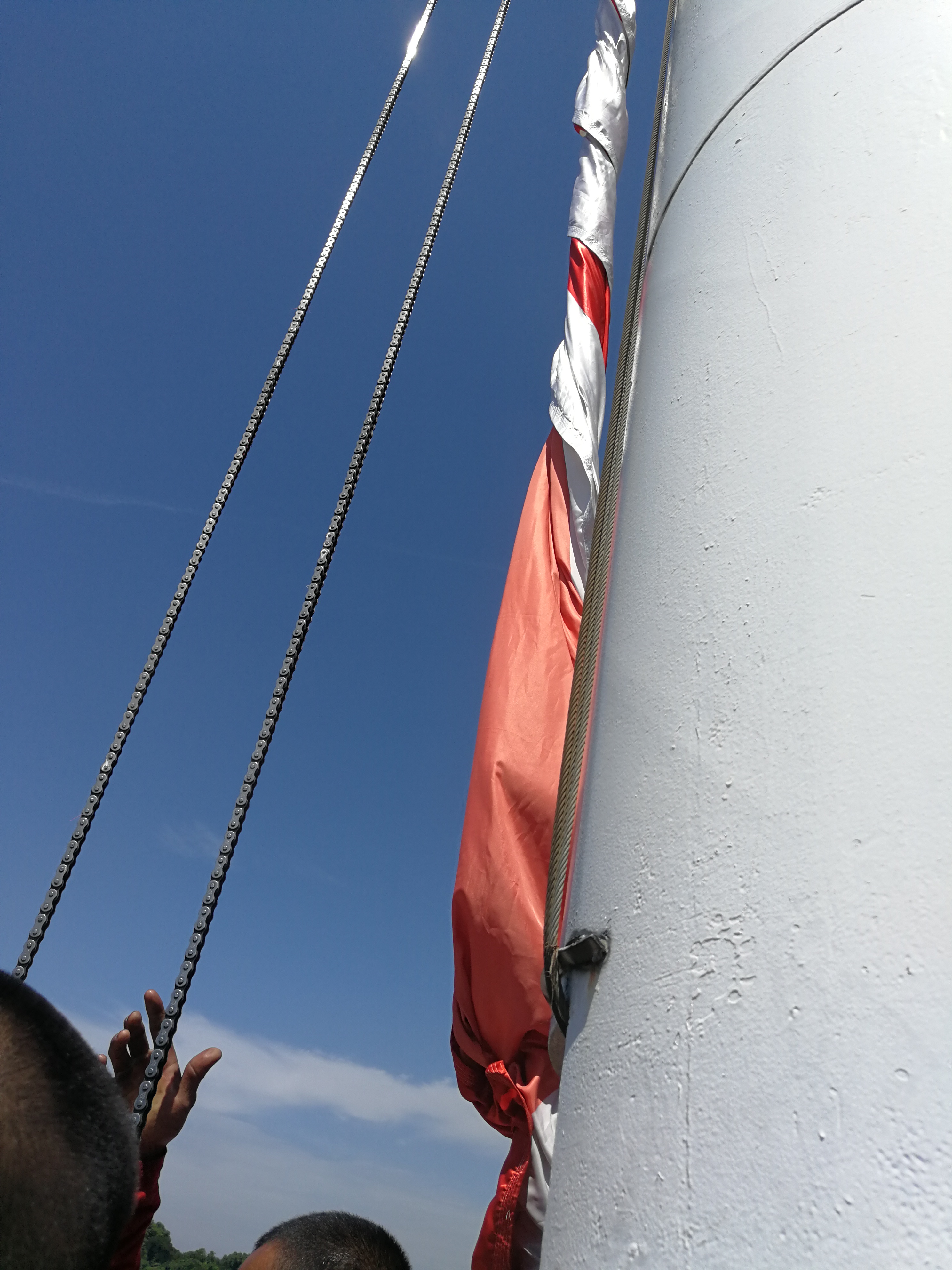 The flag stays twisted before it could be spread out.