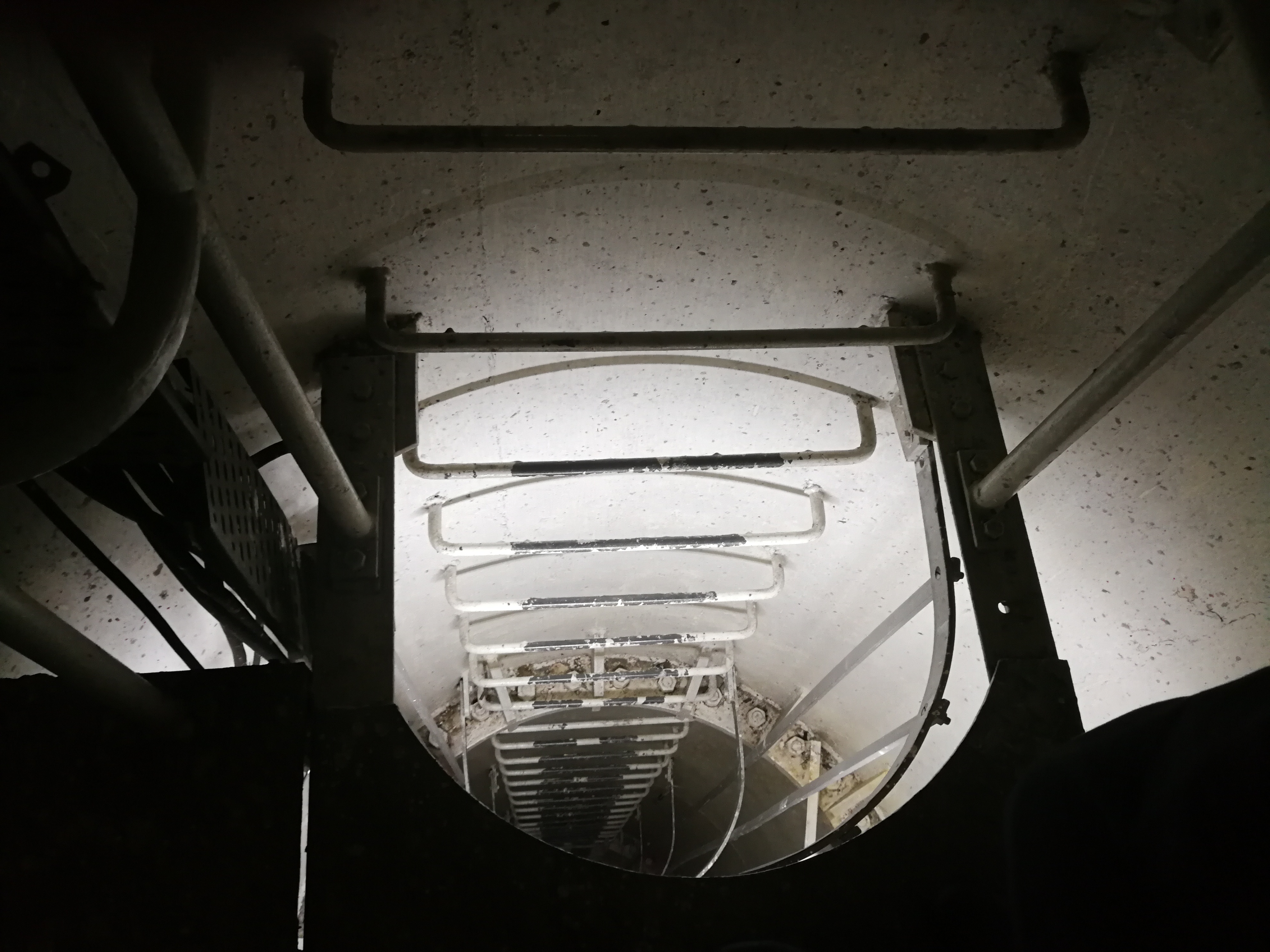 Not an ideal place to be in for the claustrophobics.