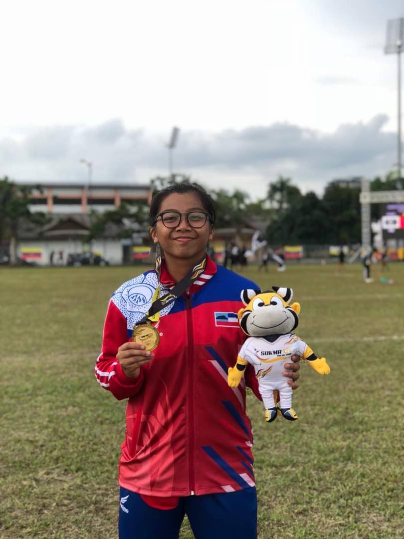 Bersama pingat yang dimenanginya.