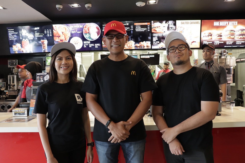 The team with Managing Director and Local Operating Partner of McDonald’s Malaysia, Azmir Jaafar.