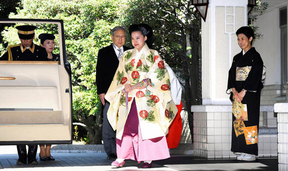 Kimono tradisional cantik.