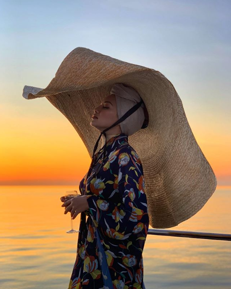 The hat kind of reminds you of roti canai or papadom.