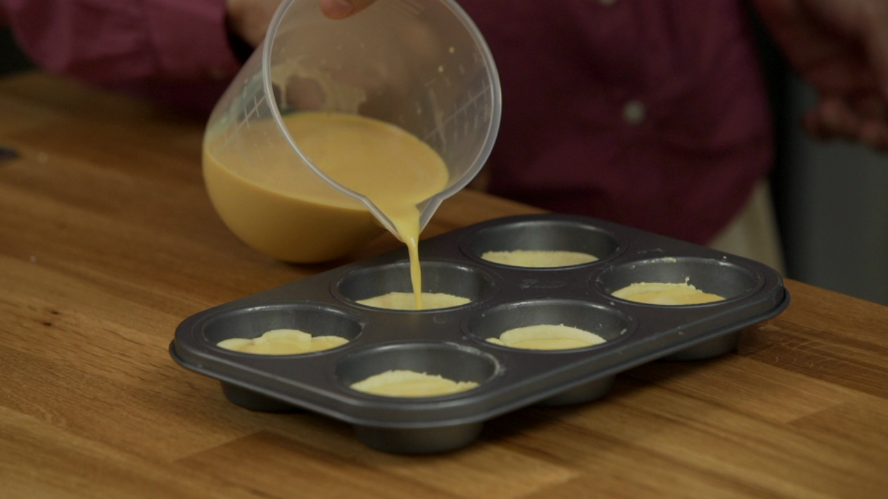 Bahan asasnya hanya telur dan roti.