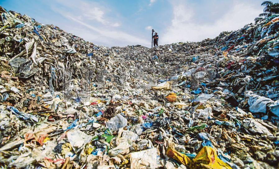 An illegal recycling factory at Jenjarom.