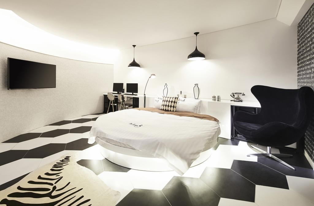 Monochrome fans, this room has your name written all over it.