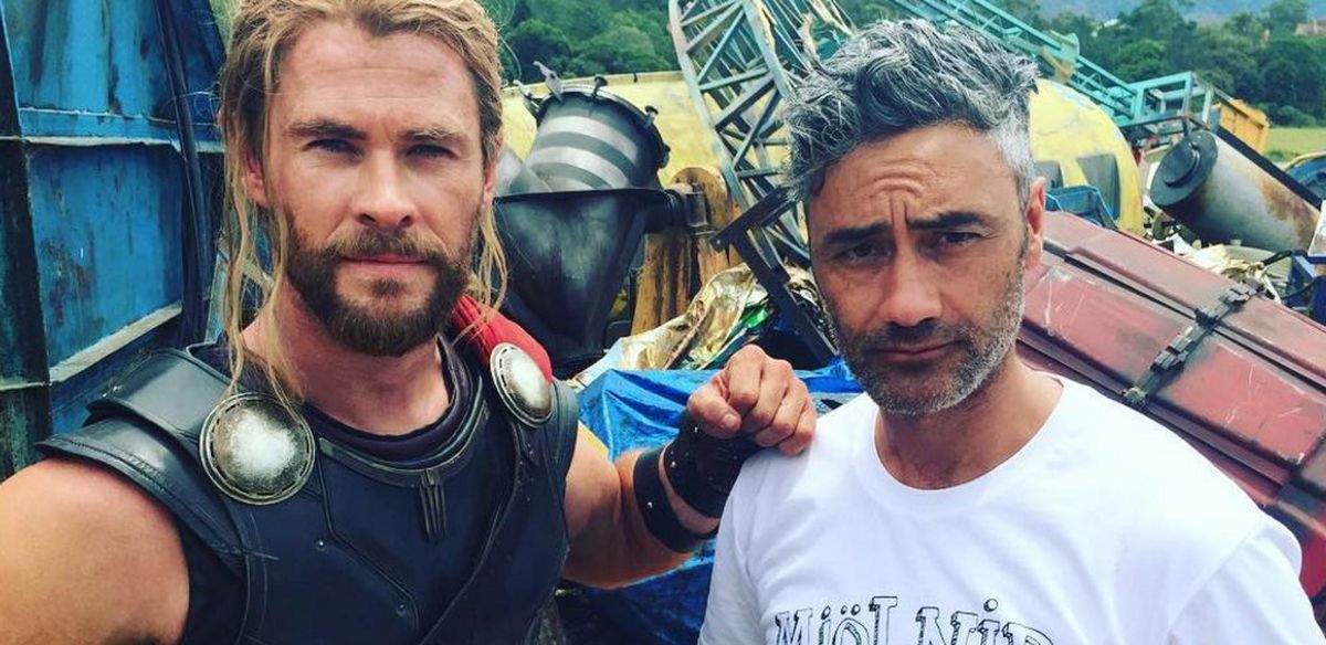 Taika on set with Chris for 'Thor: Ragnarok'.