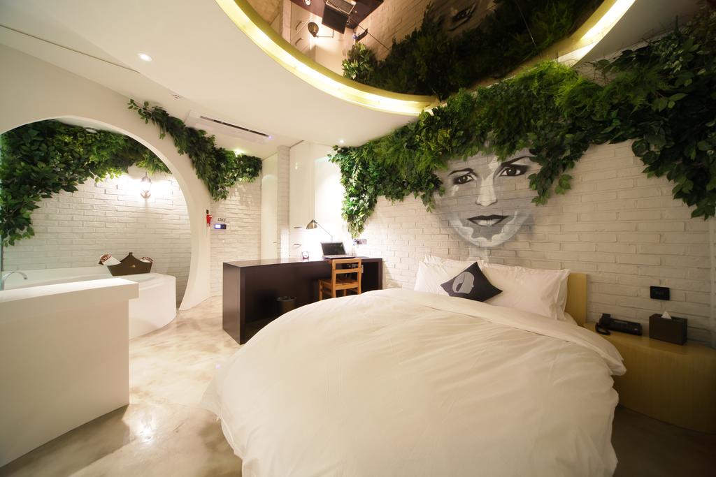 Nature lovers will definitely fall in love with this room.