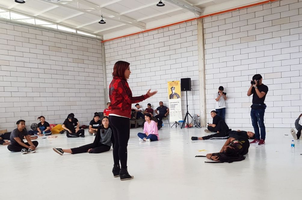 Director Tiara Jacqulina speaking to the cast