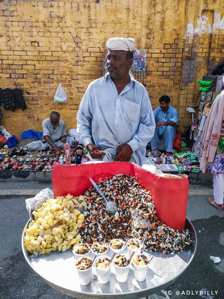 Orang tempatan di pasar Lahore.