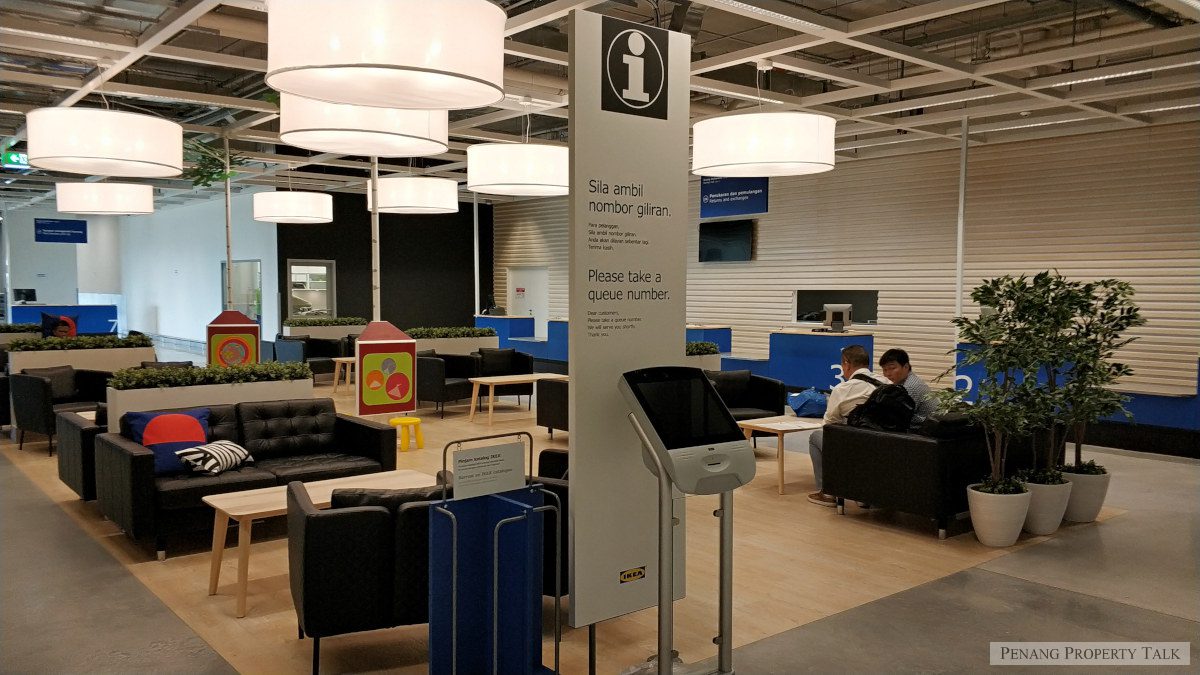 Antara ruang pameran.