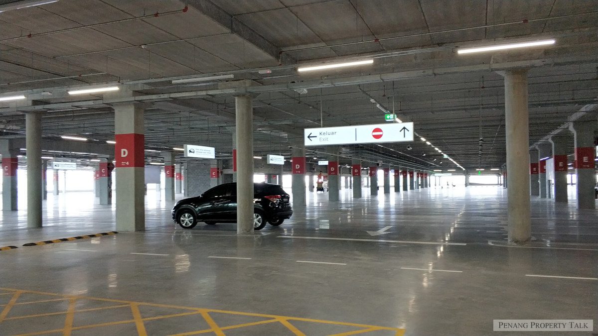 Ruang parkir kereta.