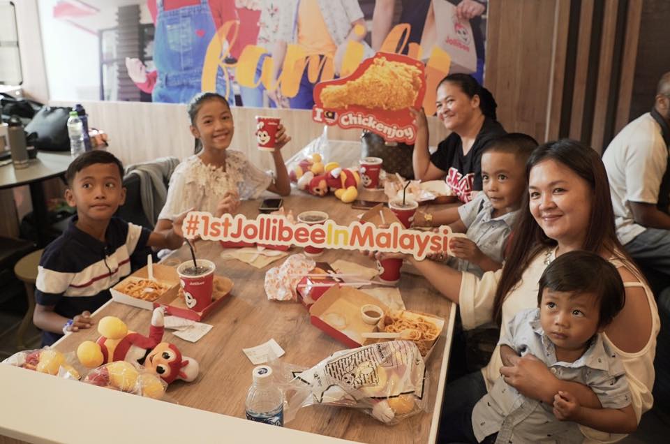 Kemeriahan outlet sulung Jollibee di Kota Kinabalu.