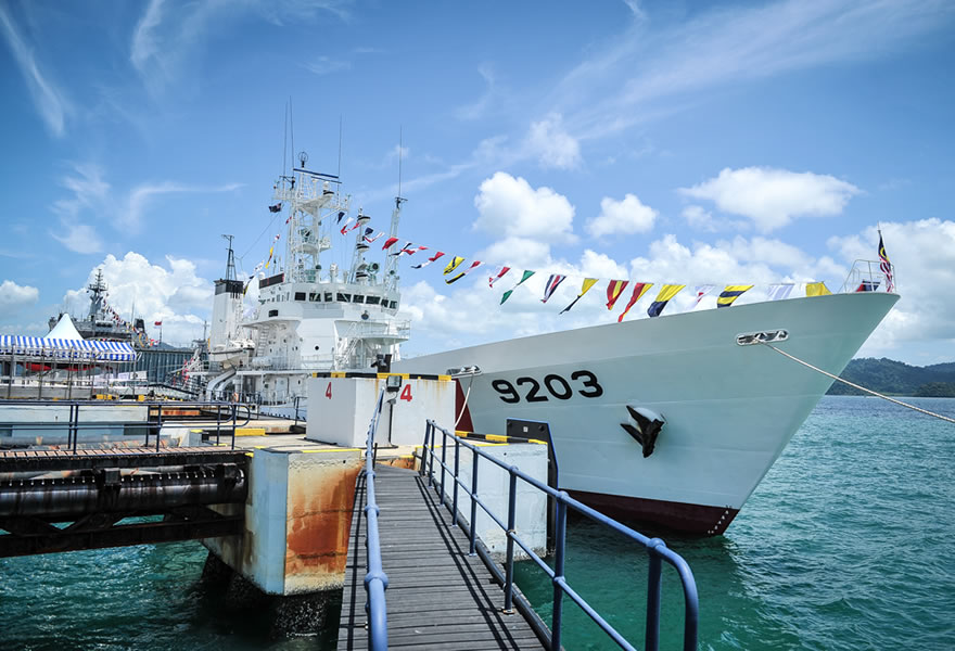 Melibatkan sektor maritim dan aeroangkasa.