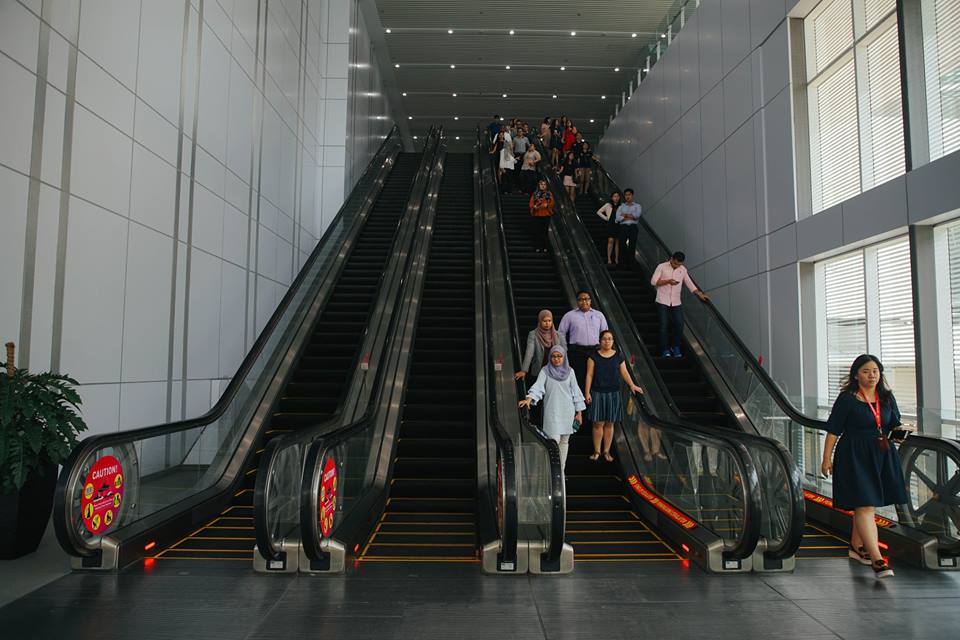 Lalu kawasan ramai orang.