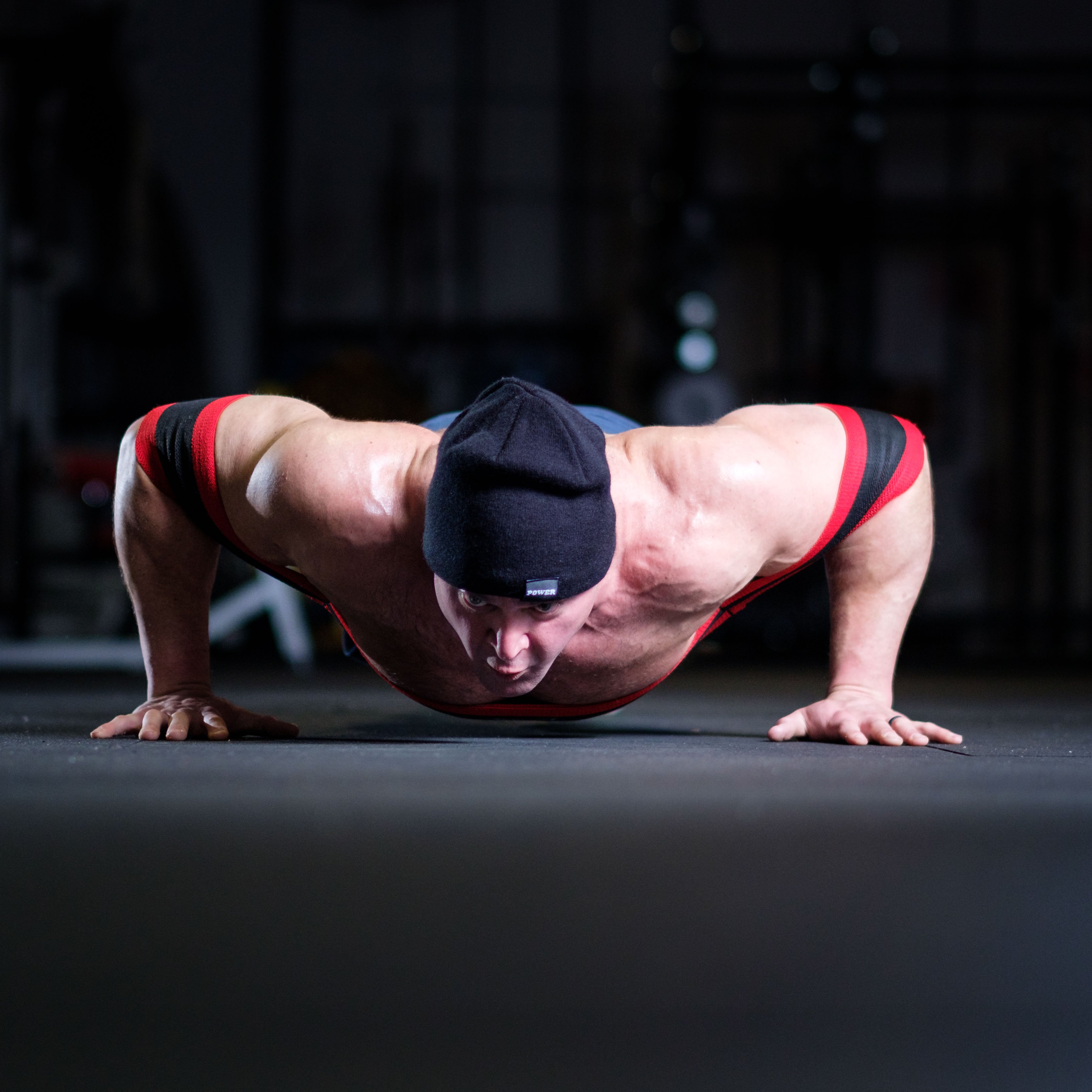 Anda tidak perlu menjadi ahli bina badan untuk melakukan senaman tekan tubi.