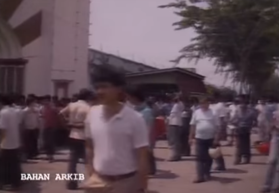 KES The crowd outside Pudu Jail.