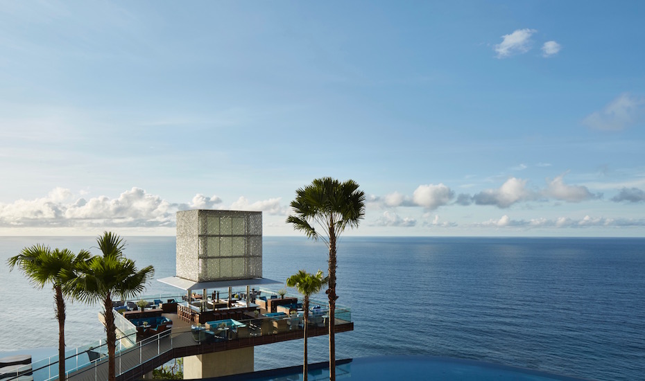 OMNIA Club antara tarikan di Uluwatu, Bali..