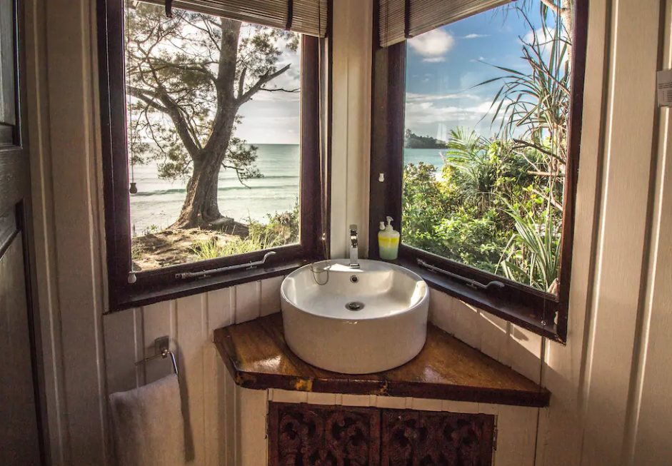 Hibiscus Beach Retreat Even the bathroom has an amazing view.