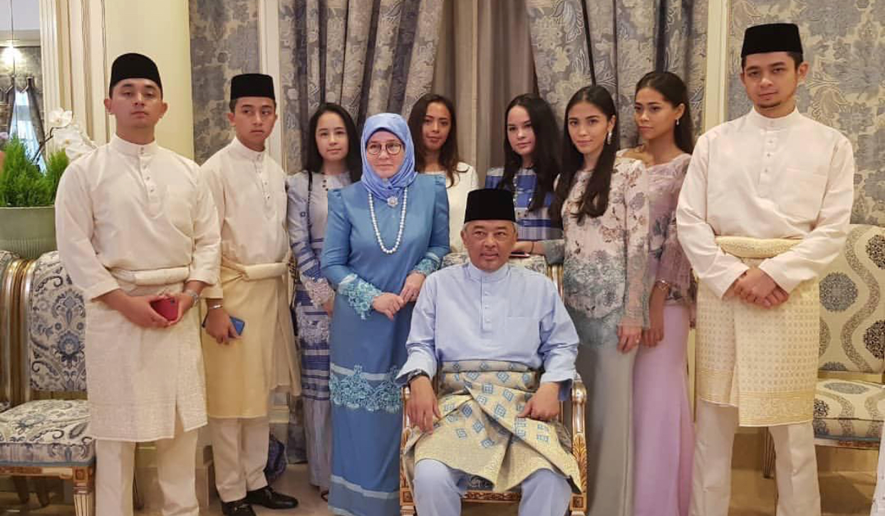Instagram @lovetengkupuanpahang Baginda sekeluarga.
