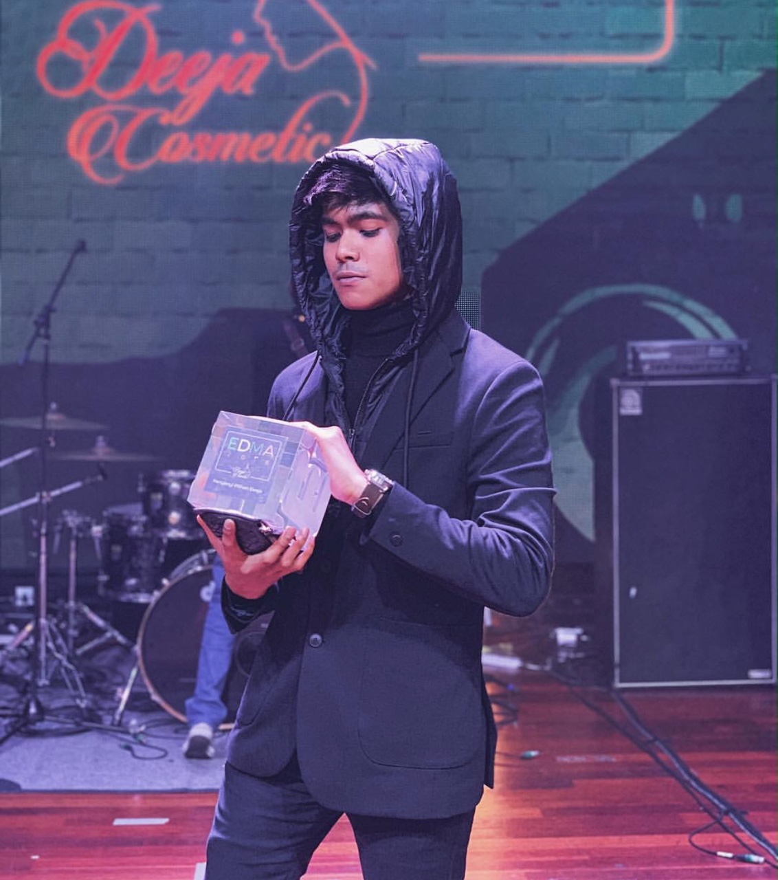 Ariff Bahran dengan anugerah pertamanya.
