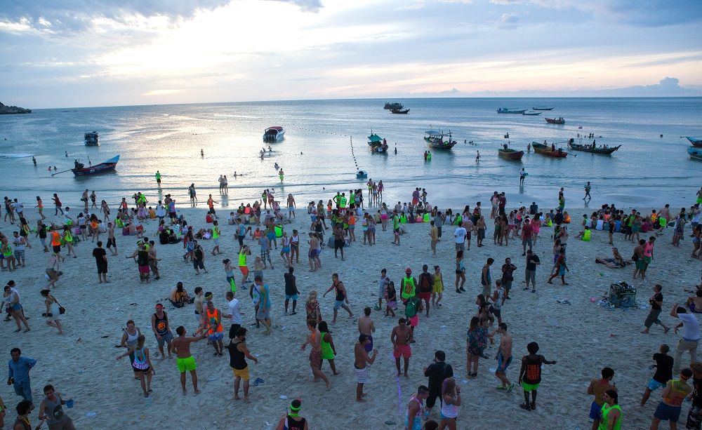 EPA via The Malaysian Insight Thousands of tourists flee Koh Phangan following the news of Pabuk Storm.