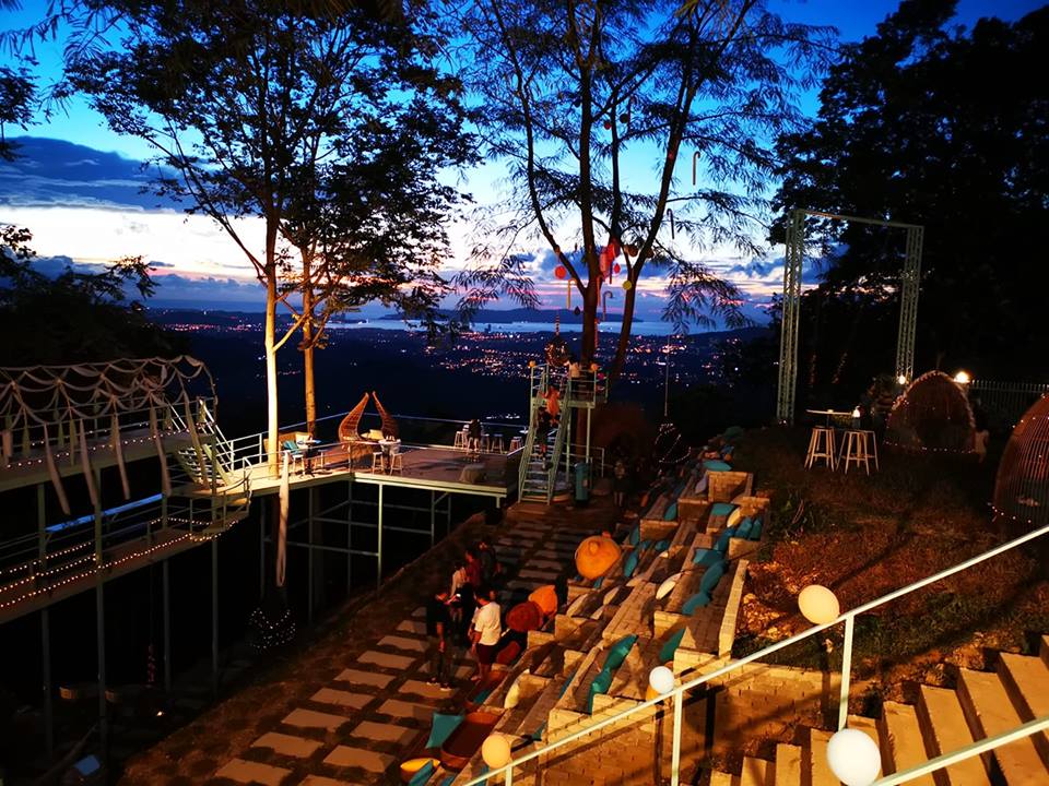 Keindahan Kokol Elf pada waktu malam.