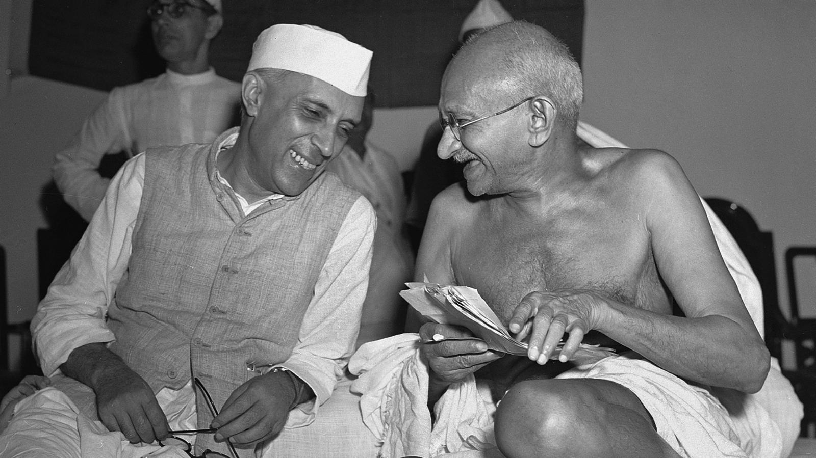 Nehru (left) with Mahatma Gandhi