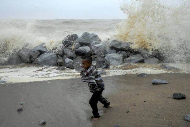 Bernama High waves at the east coast of Terengganu.