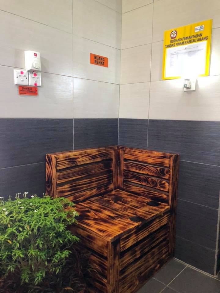 Tempat duduk juga disediakan.