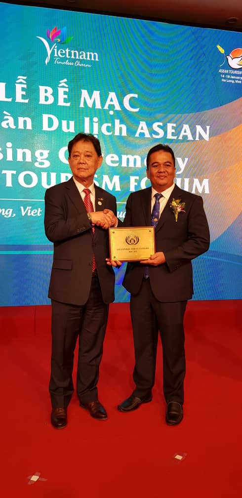 Fadli ketika menerima anugerah daripada Datuk Mohamaddin.