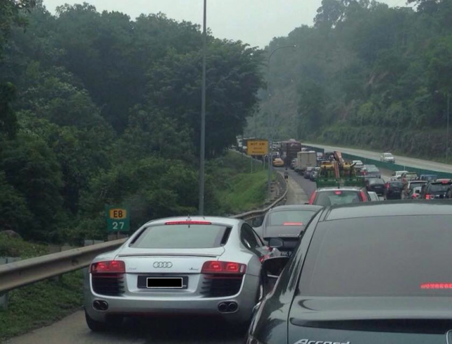 Memandu di lorong kecemasan adalah salah.